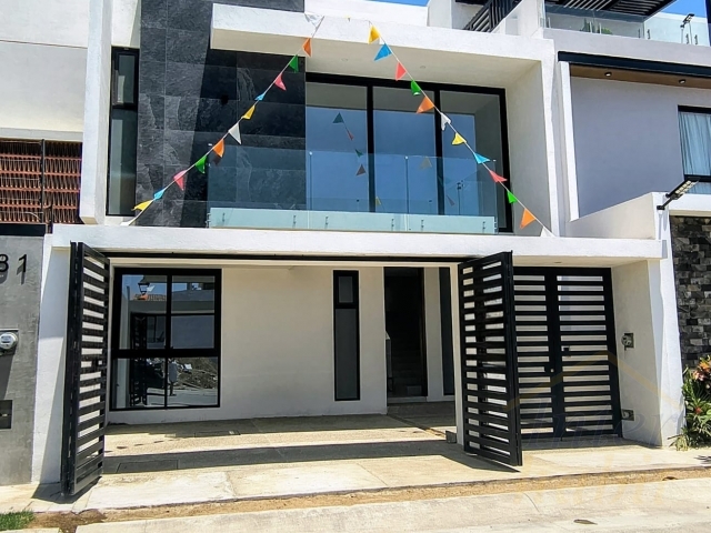 Precio:11000000;      Esta impresionante propiedad en Fluvial Vallarta, es la definici&oacute;n de modernidad y confort. Dise&ntilde;ada con un estilo contempor&aacute;neo y acabados de lujo, esta casa lista para estrenar ...